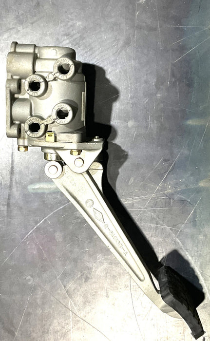 BENDIX E7 BRAKE FOOT VALVE W/ PEDAL 101231N 101231