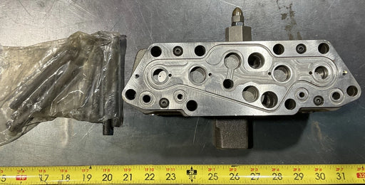 PARKER MANIFOLD VALVE ASSEMBLY MODEL P24P AXIAL PUMP S23-12776-0 P24P-S23-114
