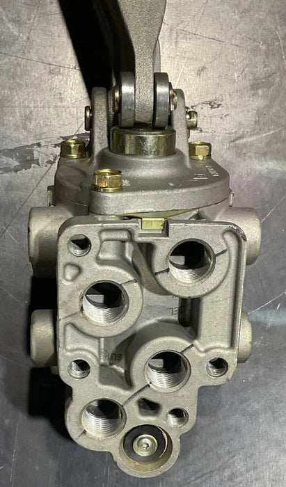 BENDIX E7 BRAKE FOOT VALVE W/ PEDAL 101231N 101231