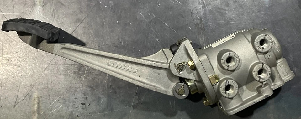 BENDIX E7 BRAKE FOOT VALVE W/ PEDAL 101231N 101231