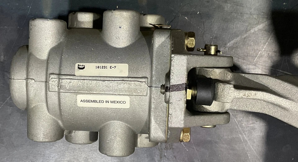 BENDIX E7 BRAKE FOOT VALVE W/ PEDAL 101231N 101231