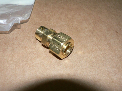 BRASS ADAPTER STRAIGHT TUBE/ BOSS 218191 5/8 MALE THREAD 1/2 FEMALE STAMPED 18